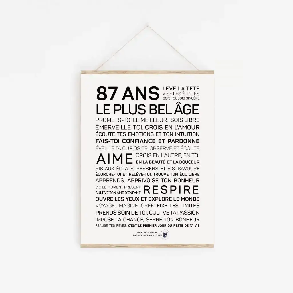 Une affiche **87 ans** en noir et blanc avec la mention plus belge.