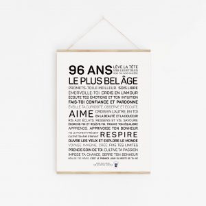 Phrase avec nom du produit : Une affiche en noir et blanc avec les mots "96 ans plus belge", un parfait cadeau 96 ans.