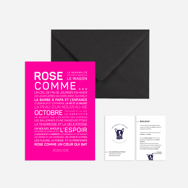 Une enveloppe rose avec le mot « Rose comme cadeau ».