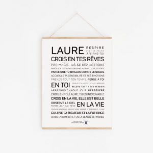 Une affiche en noir et blanc avec les mots Laure, crois en tes rêves.