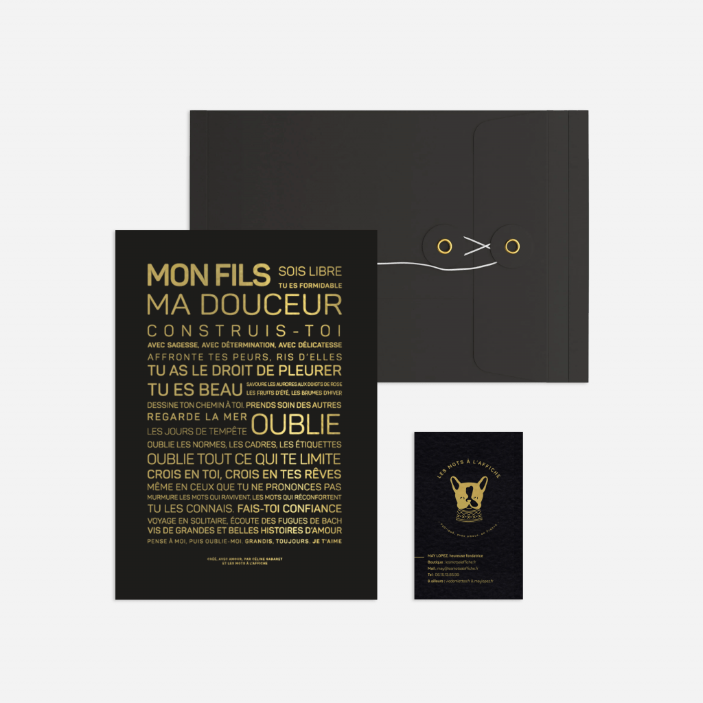 Une invitation noire et dorée et une carte de visite cadeau.