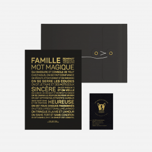 Une invitation cadeau noir et or avec des lettres dorées.