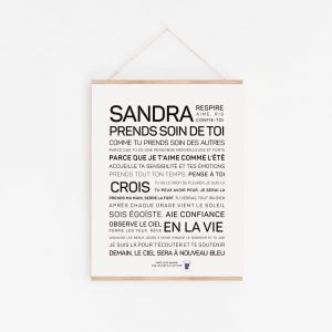 Une affiche en noir et blanc avec la mention "Sandra, prends soin de toi".