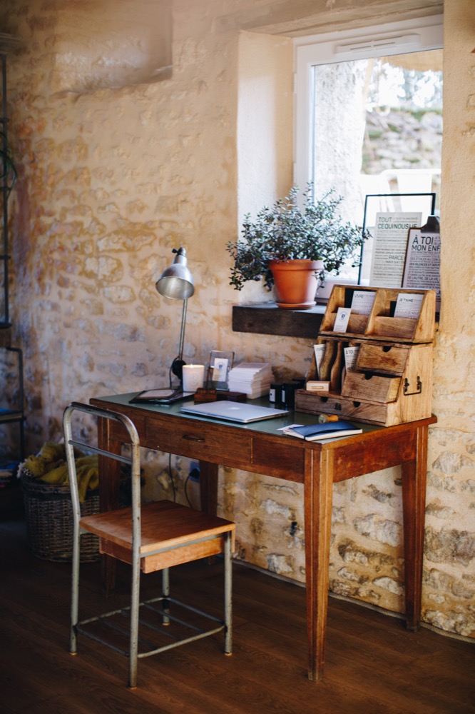 Un bureau en bois dans une pièce avec fenêtre, une parfaite idée cadeau.