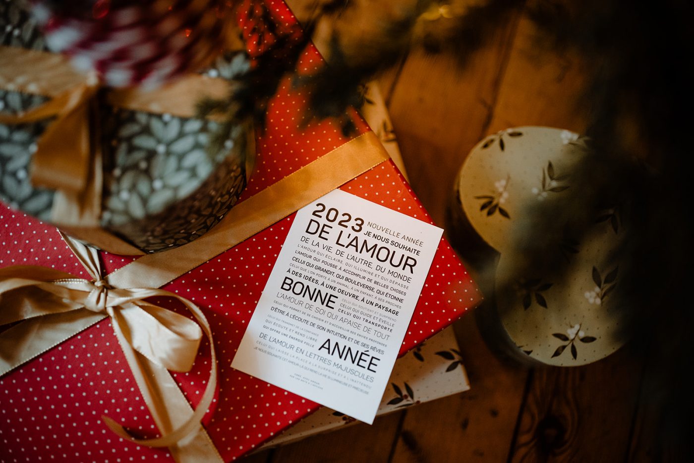 Une idée de cadeau avec une note dessus à côté d'un arbre de Noël.