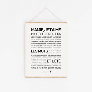 Une affiche en noir et blanc avec la mention "Mamie, je t'aime plus que des fleurs" - une idée cadeau idéale.