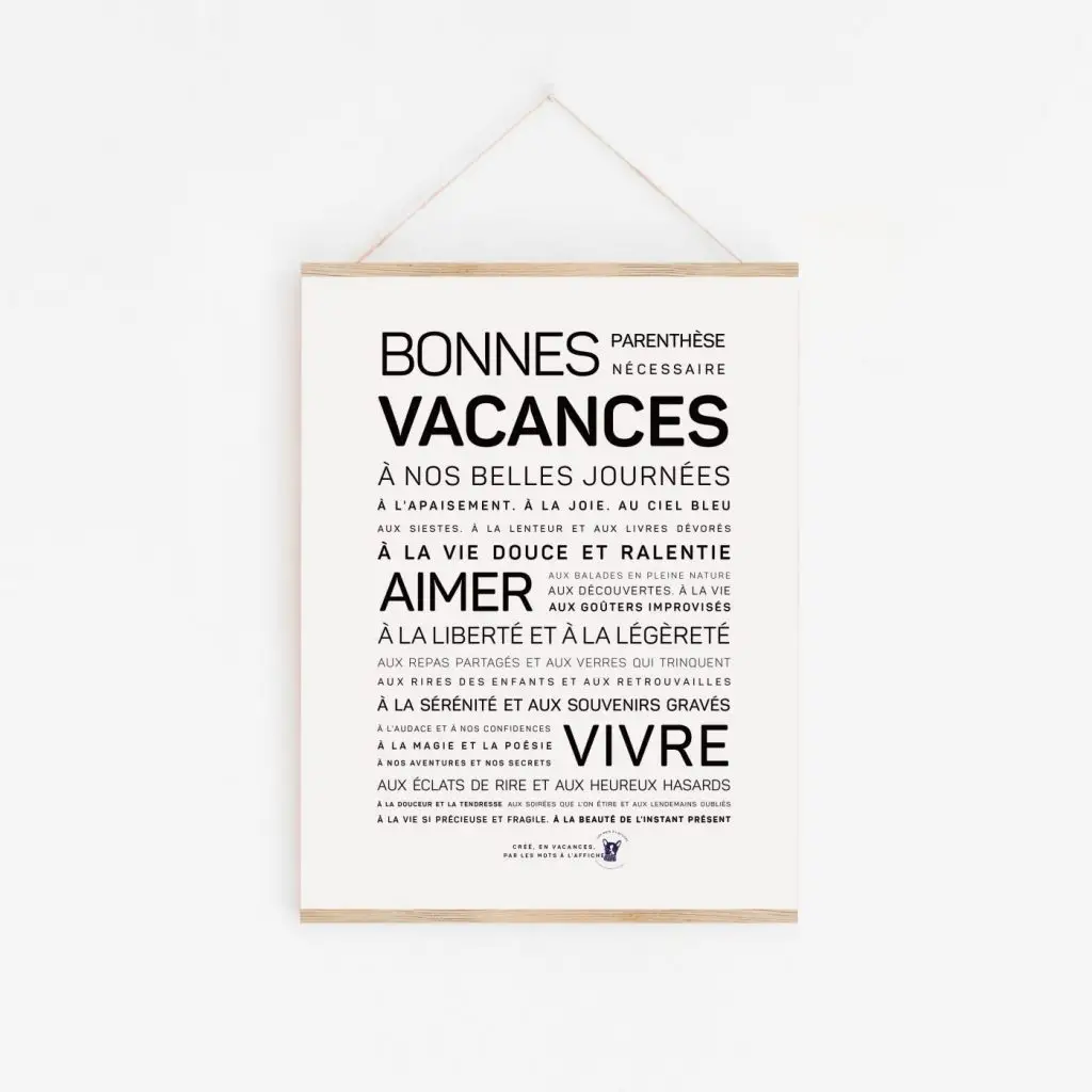 Une affiche avec les mots bonnes vacances, une idée cadeau, accrochée au mur.