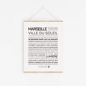 Une idée cadeau : une affiche avec les mots "Marseille Village du Soleil" dessus.