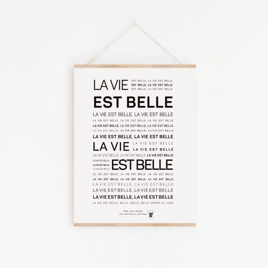 Une affiche avec les mots poétiques 'la vie est belle' en noir et blanc, une idée cadeau.