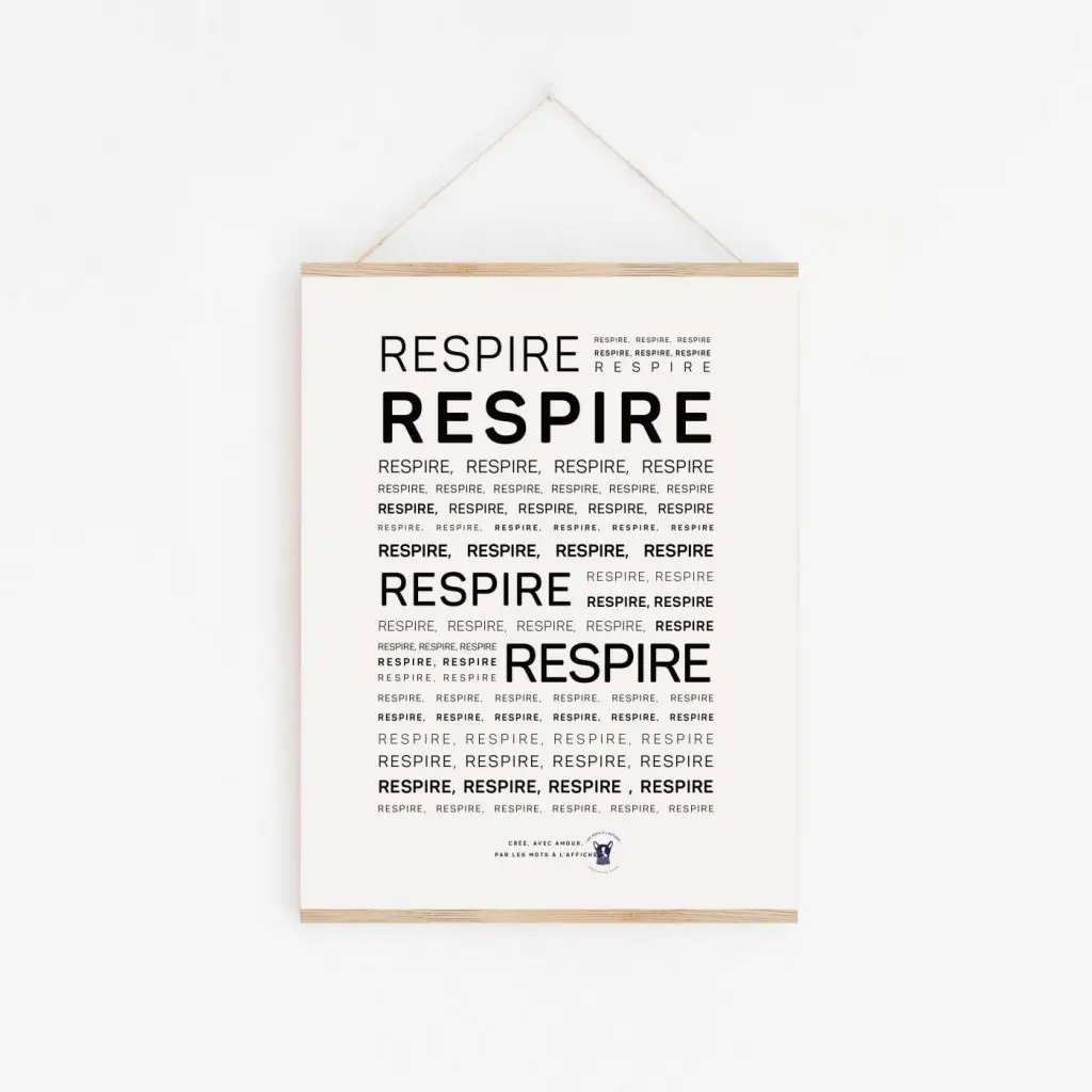 Une affiche en noir et blanc avec les mots Mantra : Respire.