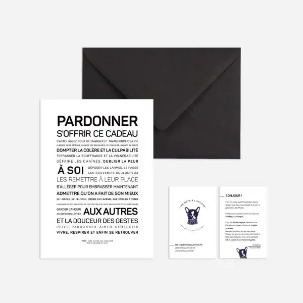 Une enveloppe noire avec le mot « Se pardonner », un cadeau poétique.