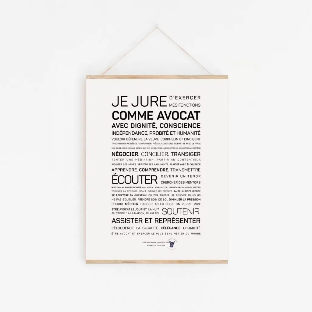 Une affiche avec les mots poétiques "je jueue comme Avocat" accrochée au mur.