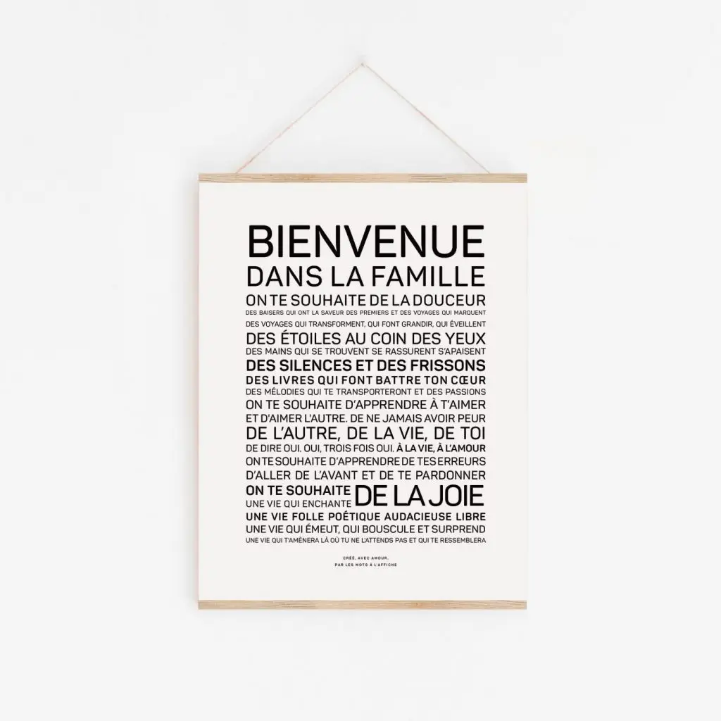 Une affiche en noir et blanc avec les mots **Bienvenue dans la famille**, une idée cadeau littéraire.