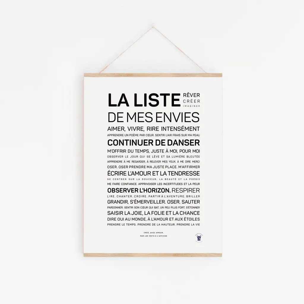Une affiche minimaliste « La liste de mes envies » est accrochée au mur, avec son titre en gras et ses aspirations personnelles énumérées ci-dessous, faisant de cette affiche un cadeau idéal pour exprimer ses rêves et ses désirs.