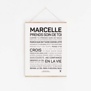 Une affiche en noir et blanc avec les mots inspirants « Marcelle, prends soin de toi », une idée cadeau idéale.