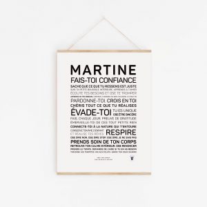 Une pancarte blanche avec le texte noir "Martine, fais-toi confiance".