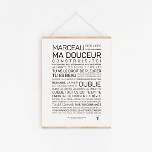 Une affiche en noir et blanc avec les mots « Marceau, ma douceur », une idée cadeau littéraire.
Nom du produit : Marceau, ma douceur