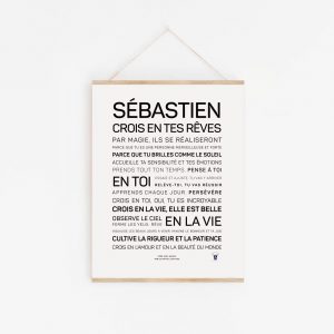 Une affiche avec les mots "Sébastien, crois en tes rêves" en noir et blanc, une idée cadeau littéraire.