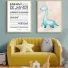 Une chambre d'enfant avec un Enfant de janvier jaune, un poster de dinosaure et une idée poétique en guise de cadeau.