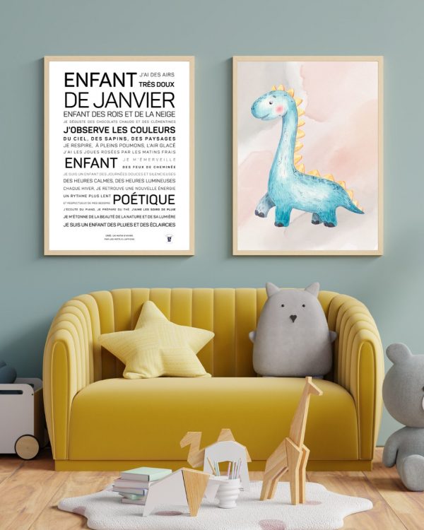 Une chambre d'enfant avec un Enfant de janvier jaune, un poster de dinosaure et une idée poétique en guise de cadeau.