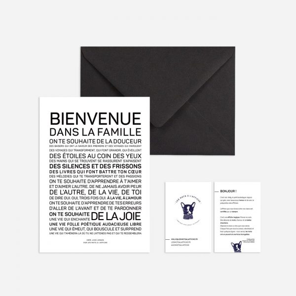 Une enveloppe noir et blanc contenant une carte de cadeau Bienvenue parmi les humains.