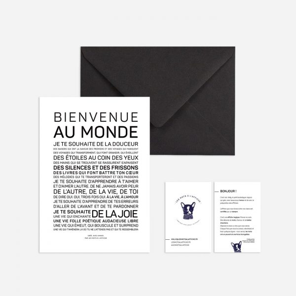 Une enveloppe en noir et blanc avec le nom du produit 'Bienvenue au monde', une idée cadeau littéraire idéale.