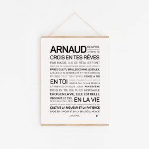 Un panneau blanc avec le texte noir "Arnaud, crois en tes rêves".