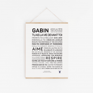 Une affiche en noir et blanc avec les mots inspirants « Gabin, la vie devant toi », une idée cadeau idéale.