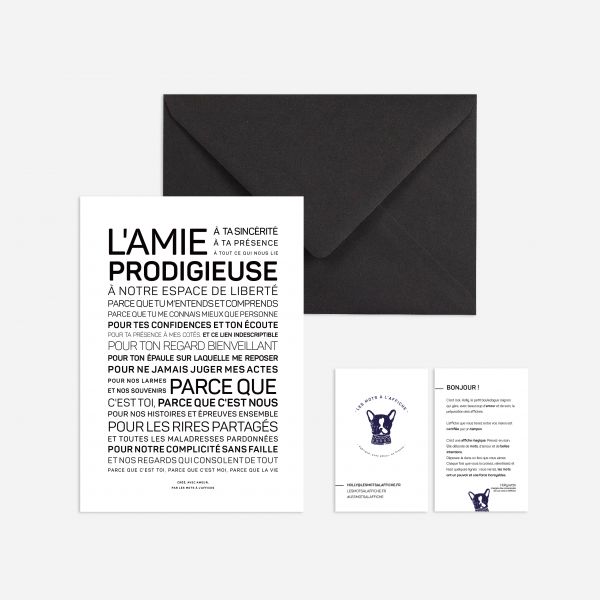 Enveloppe noire avec une carte blanche avec "L'amie prodigieuse" à côté.