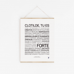 Affiche avec un texte décrivant divers attributs positifs, commençant par « Clotilde, tu es libre et forte » et comprenant des mots comme « créative », « audacieuse », « sensible », « forte » et « exceptionnellenelle » en français.