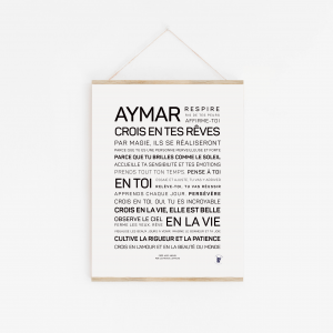 Une affiche suspendue avec un texte de motivation en français encourageant la croyance dans les rêves, la confiance en soi, la patience et l'amour, affiché sur fond blanc : Aymar, crois en tes rêves.