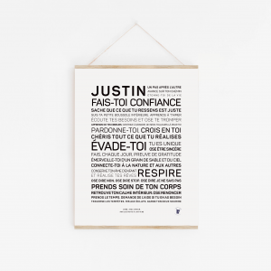 Une affiche encadrée est accrochée au mur et affiche un texte français inspirant comprenant des mots d'encouragement et des rappels de soins personnels, avec « Justin, fais-toi confiance » en gras en haut.