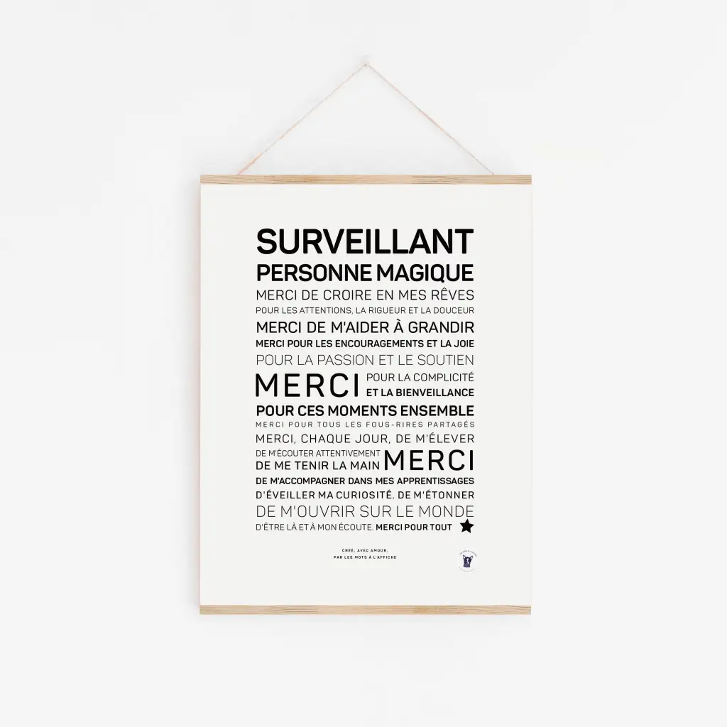 Une affiche blanche intitulée « Surveillant, personne magique » est accrochée au mur, avec un texte français en noir pour remercier un superviseur pour son soutien – un cadeau idéal pour montrer son appréciation et sa gentillesse.