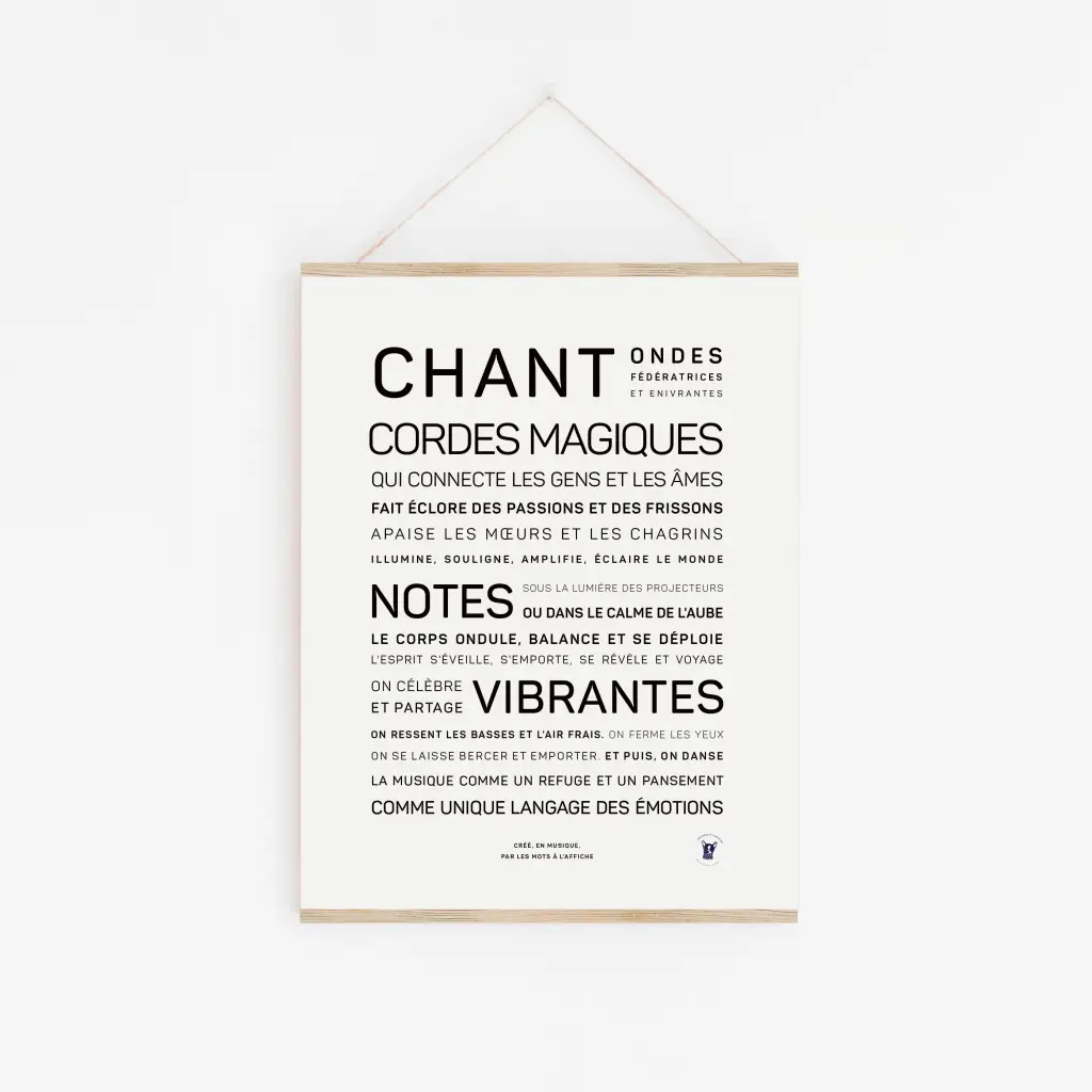 L'affiche minimaliste « Chant, cordes magiques » présente un texte français sur le pouvoir du chant, des accords magiques et des notes vibrantes - une idée cadeau unique - affichée sur un mur blanc avec un cintre en bois.