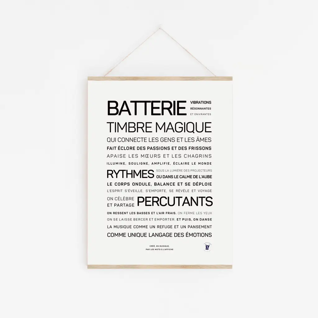 L'affiche « Batterie, timbre magique » présente un texte en français décrivant des thèmes musicaux tels que « batterie », « timbre magique » et « rythmes » — une affiche parfaite idée cadeau pour toute personne inspirée par l'impact émotionnel et physique de la musique.