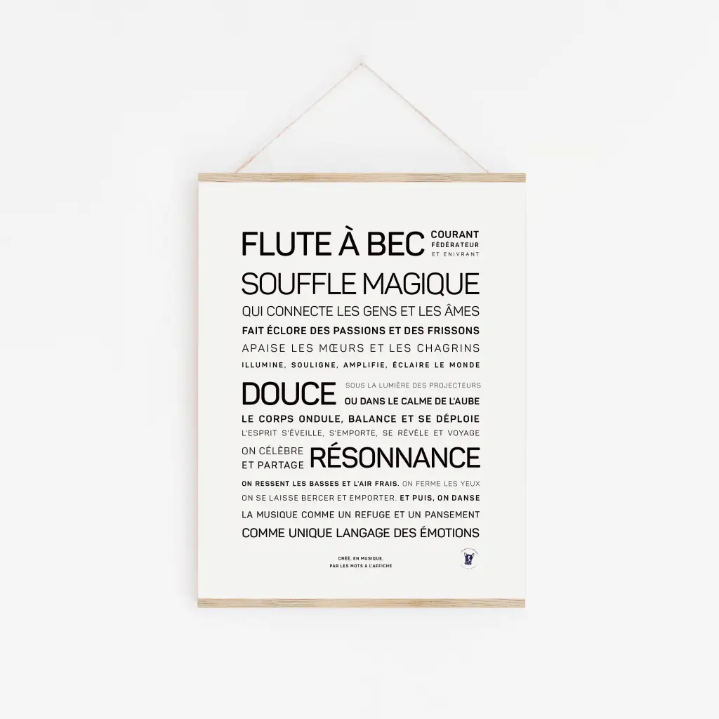 Une affiche blanche avec un texte français sur « Flûte à bec, souffle magique » — une flûte à bec douce et résonnante qui relie les gens et évoque l'émotion, ce qui en fait une idée cadeau parfaite — est accrochée sur un mur de couleur claire.