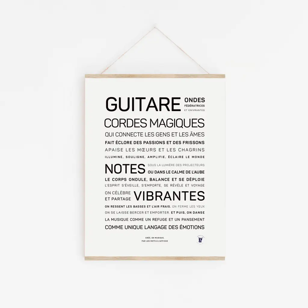 « Guitare, cordes magiques » est une affiche française minimaliste sur les cordes magiques de la guitare, ses notes vibrantes et son impact émotionnel - une idée cadeau idéale, présentée sur un mur blanc avec un cadre en bois.