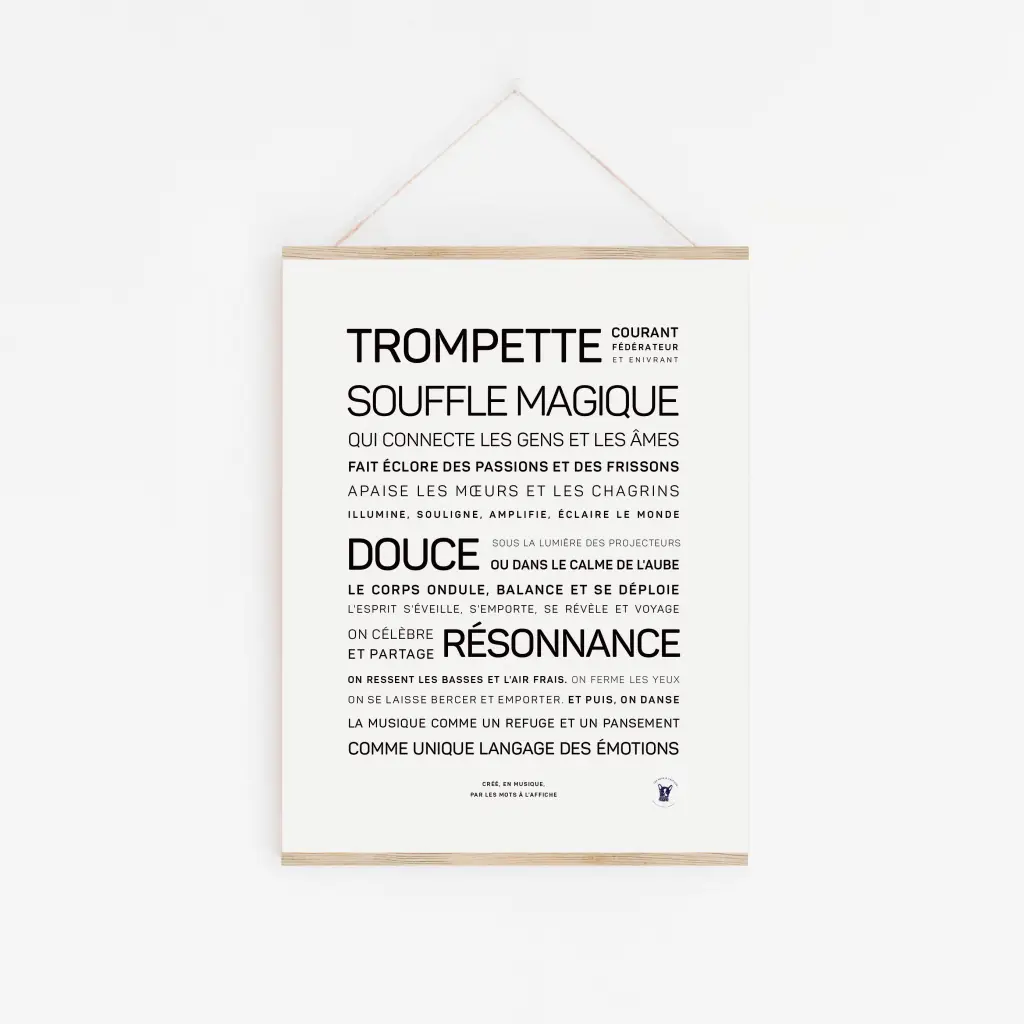 Une affiche minimaliste intitulée « Trompette, souffle magique » est accrochée sur un mur blanc, présentant un texte français audacieux et régulier sur les qualités de la trompette - une idée cadeau élégante ou une affiche unique pour les mélomanes.