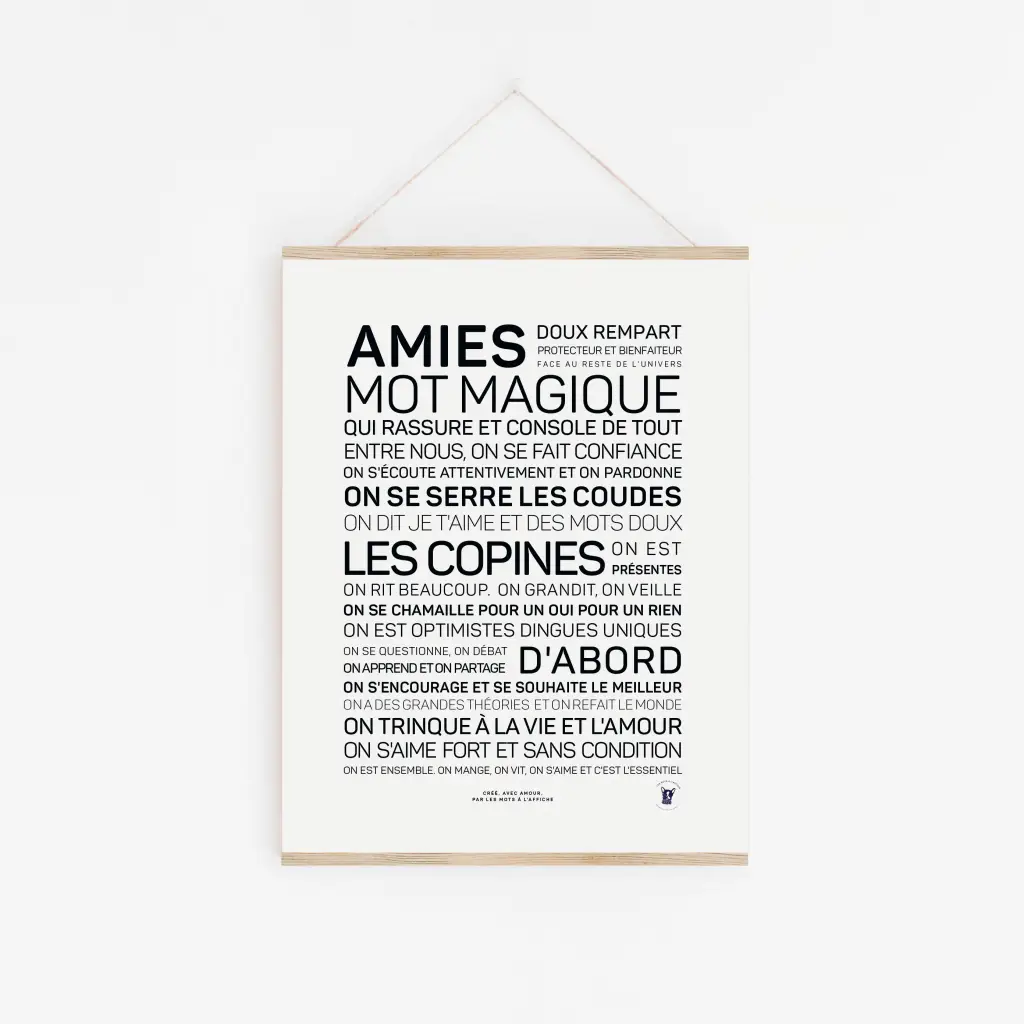Amies, les copines d'abord — une affiche typographique française célébrant l'amitié et son importance, en caractères gras et réguliers noirs sur fond blanc. Une idée cadeau idéale pour une personne spéciale.