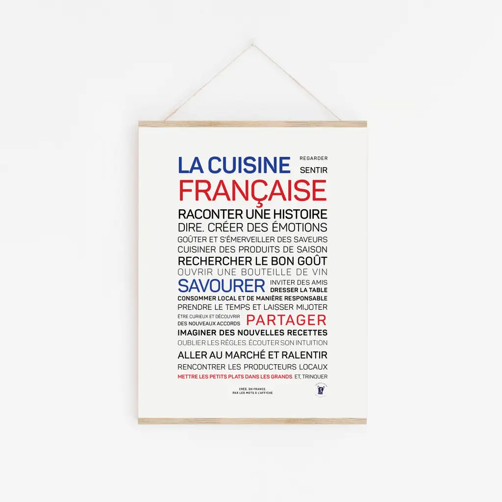 Une affiche intitulée « La cuisine française (couleurs) » affiche des mots et des phrases sur la cuisine française en bleu et rouge vif, ce qui en fait le cadeau unique parfait pour les gourmands ou une charmante idée de décoration de cuisine.