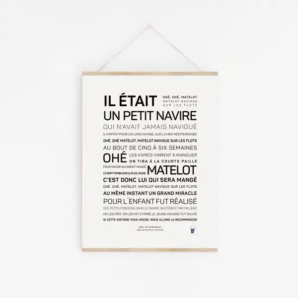 L'affiche « Il était un petit navire » présente les paroles françaises en noir sur fond blanc, suspendues par une ficelle - une excellente idée cadeau pour les amateurs de chansons françaises.