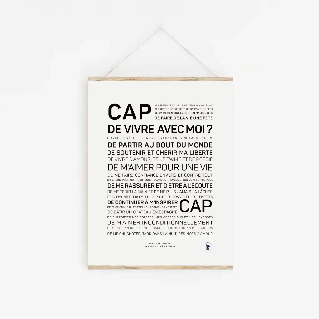 L'affiche encadrée « Cap de vivre avec moi ? » présente un texte français dans différentes tailles de police, centré sur un fond blanc et suspendu par une fine ficelle - une idée cadeau élégante ou une affiche cadeau unique pour toute occasion.