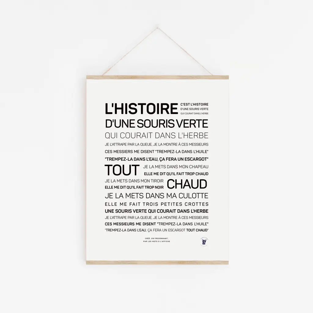 Une affiche blanche intitulée « Une souris verte » présente le texte français noir du poème, accrochée à un mur clair avec une ficelle et un cadre en bois - un adorable cadeau ou une affiche unique pour toute chambre d'enfant ou salle de jeux.
