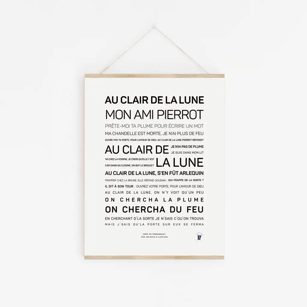 Une affiche blanche intitulée « Au clair de la lune » est accrochée au mur, présentant le poème français dans un texte noir élégant - un cadeau élégant ou une impression de poésie unique pour ceux qui apprécient la littérature française.