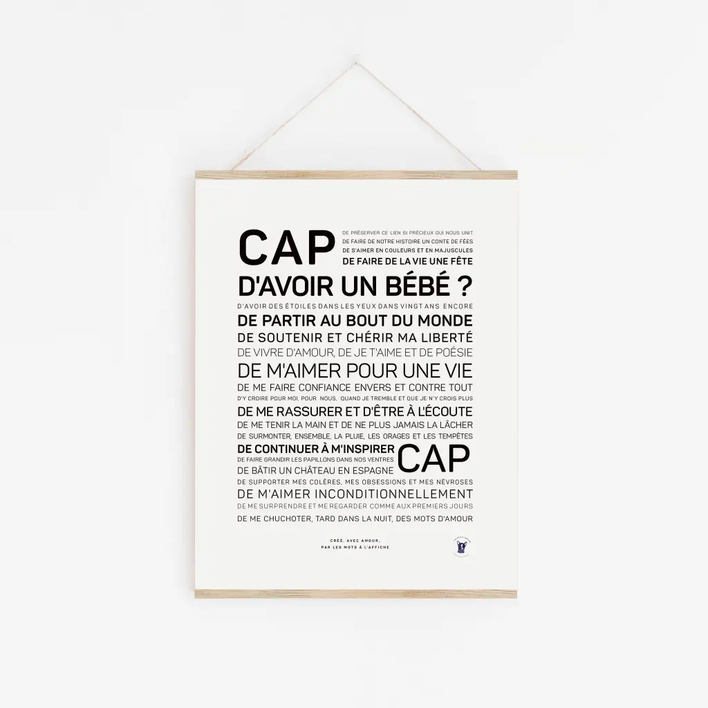 Une affiche blanche intitulée « Cap d'avoir un bébé ? », avec du texte français centré et de différentes tailles de police, est accrochée au mur par une ficelle. Elle explore les défis et les espoirs liés à la naissance d'un bébé, ce qui en fait une idée cadeau émouvante pour les jeunes parents.