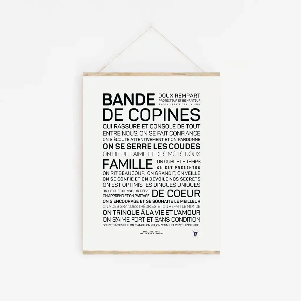 Affiche encadrée « Bande de copines » avec un texte noir gras et régulier sur le rôle de soutien des amies proches et de la famille, affichée sur un mur blanc — une idée cadeau unique (« idée cadeau parfaite »).