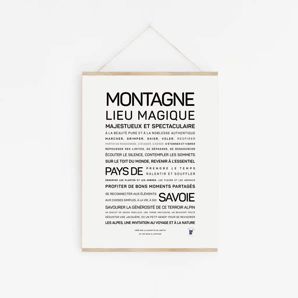 L'affiche « Montagne, Pays de Savoie » présente un texte en lettres capitales noires décrivant la magie et la beauté des montagnes. Présentée dans un cadre en bois sur un mur blanc, c'est une élégante idée cadeau pour les amoureux de la montagne.