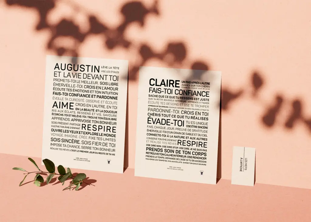 Deux cartes imprimées avec un texte de motivation en français sont placées sur une surface rose avec un brin de verdure et une petite carte de visite à proximité, créant une charmante idée cadeau, le tout projetant des ombres douces.