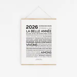 L'affiche 2026, la belle année est accrochée à un mur blanc et comporte un texte centré en français noir avec des affirmations encourageantes sur les émotions, la confiance en soi et le bien-être.