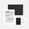 Le coffret 2025 comprend une enveloppe noire, une grande carte blanche avec un texte français en gras sur la tendresse, et deux petites cartes graphiques en noir et blanc, le tout sur fond blanc.